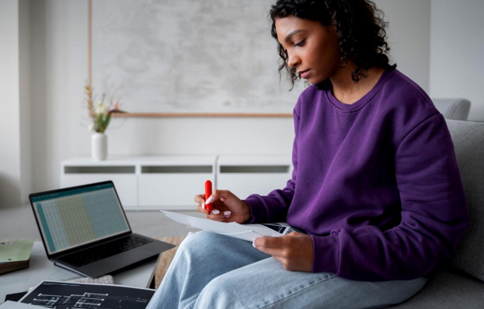 Espace de travail avec documents financiers et analyses