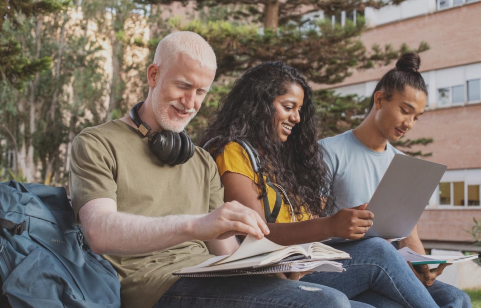 Analyse de modèles financiers sur écran avec graphiques et données